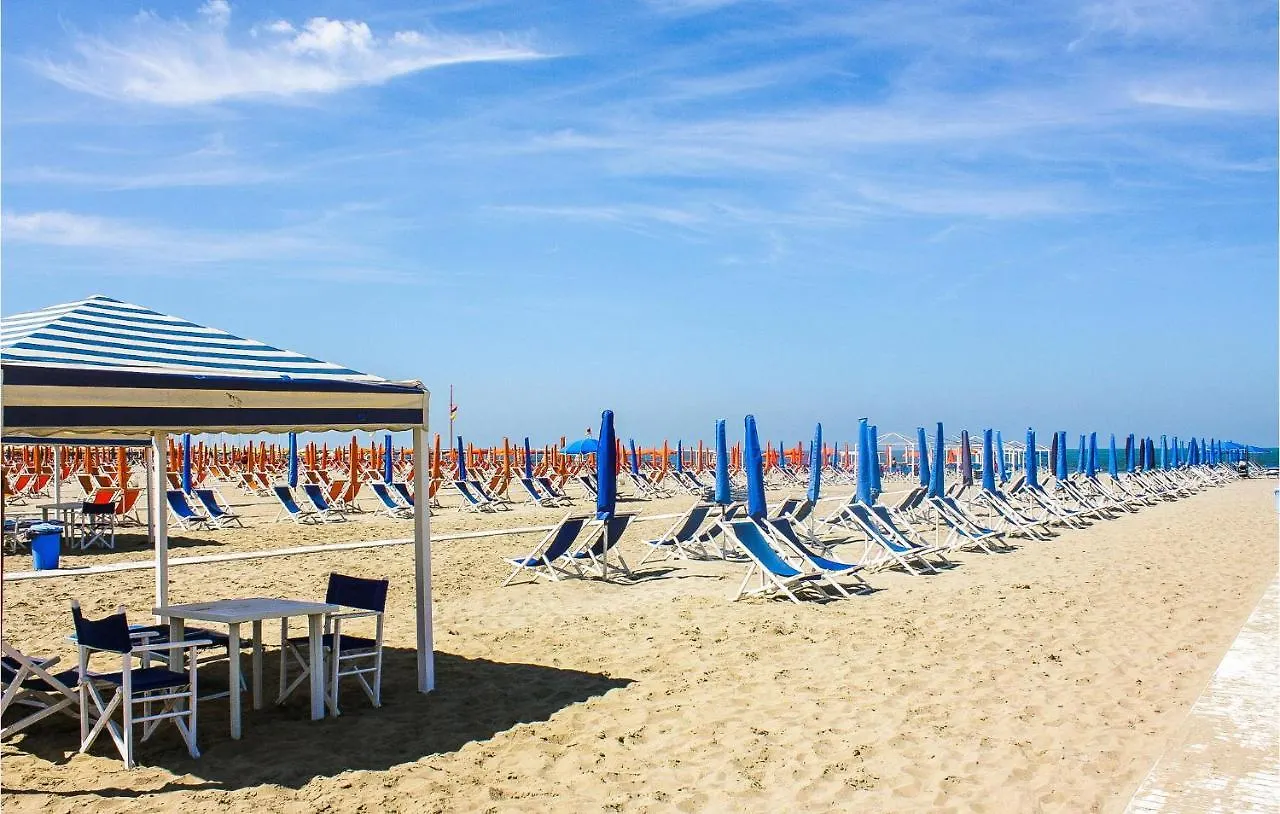 3 Bedroom Lovely Apartment In Viareggio Italy